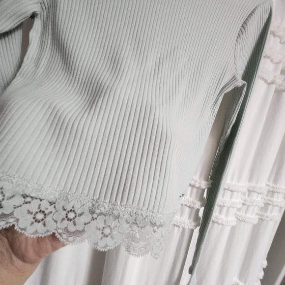 Great condition, Hollister sweater.  Size medium. Price is firm. - Picture 6 of 6